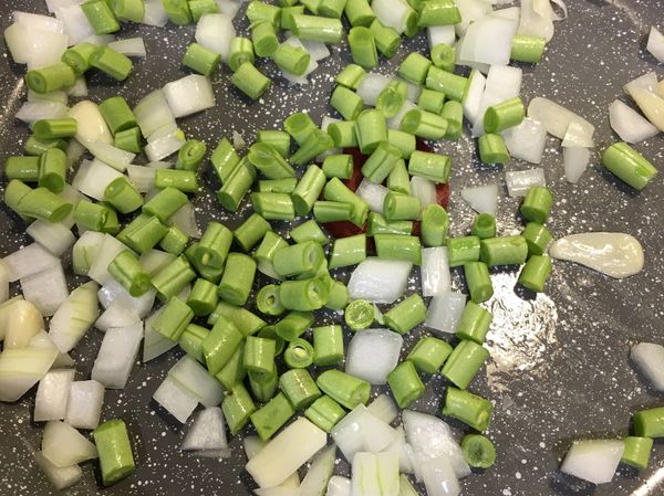 接著放入洋蔥丁，炒軟後放入四季豆。