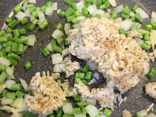 四季豆開始變色之後，加入藜麥飯拌炒。