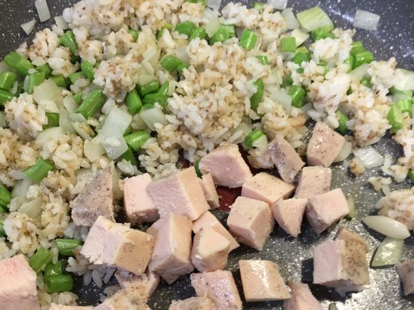 接著放入低溫嫩雞，把肉炒熱。