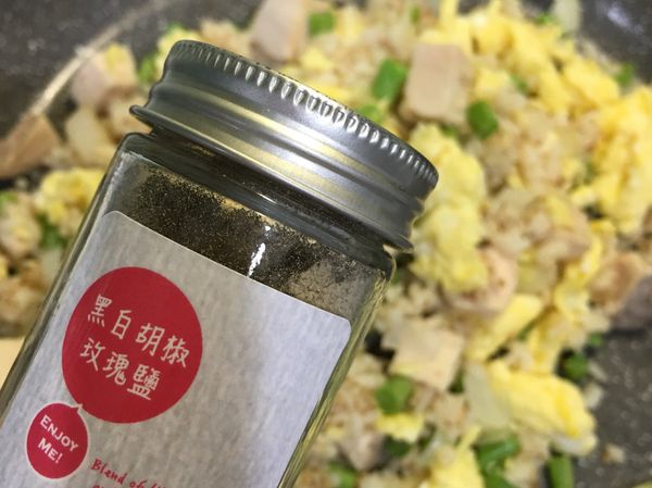最後放上炒蛋。
加入胡椒鹽做調味。
小編用的是「UP低溫嫩雞包」送的黑白胡椒玫瑰鹽，鹹度低、胡椒味重。