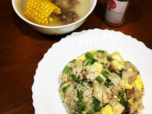 最後起鍋，配上一碗湯。
就是營養豐富的一餐😋