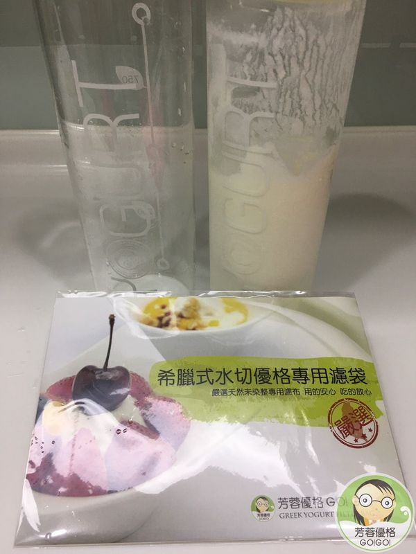 把做好的優格放入希臘濾袋中，靜置6小時以上