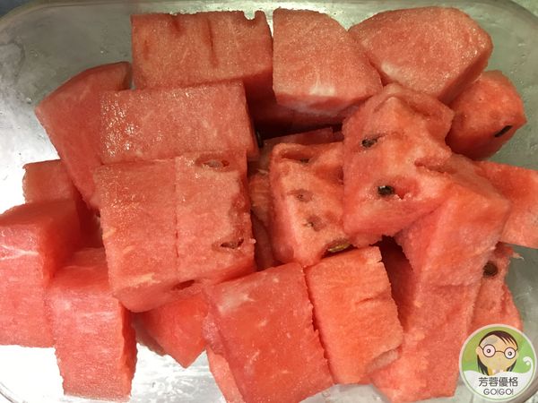 西瓜切丁，加入希臘優格中