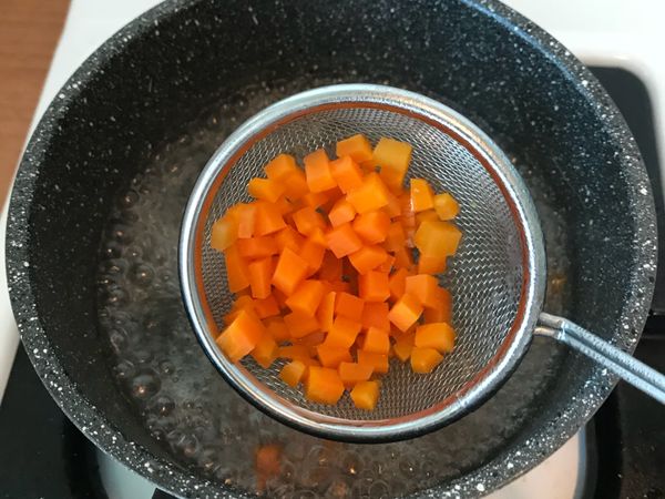 將切丁的紅蘿蔔燙熟後，撈起備用