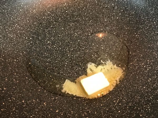 準備另外一個鍋子炒麵糊
先將鍋子加熱後即關火，放入油與無鹽奶油，待奶油完全溶為液體