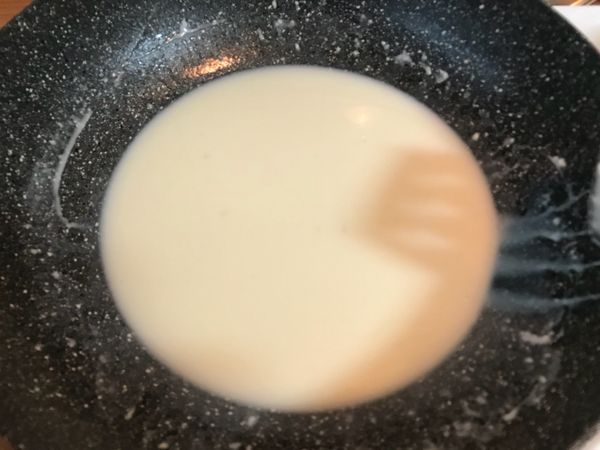 依序將水多次的放入麵糊中炒，重複這個步驟，直到麵糊呈現液狀為止
(每次放入的水需比鍋中的麵團還少，這樣麵糊才炒的起來）