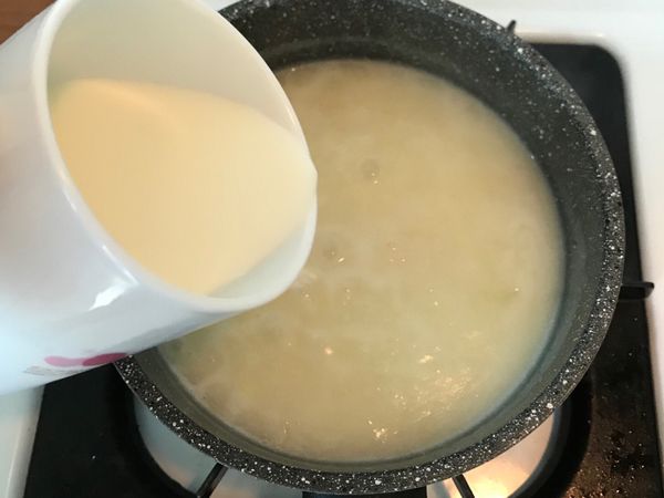 最後加入牛奶、鹽調味後，即完成了今天這道料理