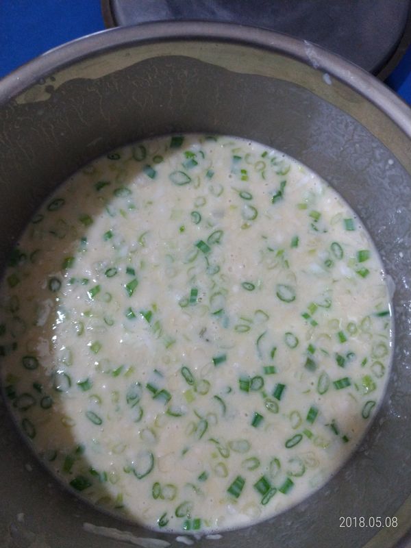 加蛋, 水, 蔥攪拌均勻, 成稀糊狀, 
用保鮮膜蓋起來, 放置30分鐘