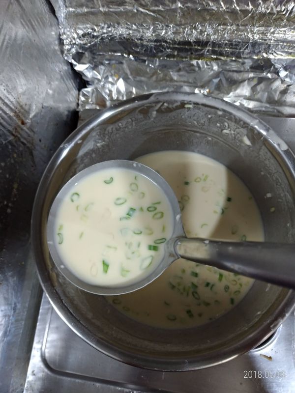 平底鍋抹少許油, 用湯勺舀一湯匙,