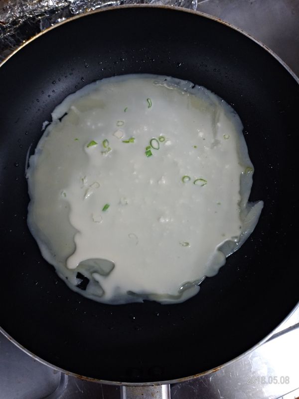 在平底鍋上攤平, 煎至兩面熟即可取出