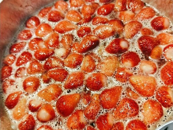 出水後，開中小火滾，草莓加入糖之後會出不少的水，可以在開始時不用一直顧爐火，但是當草莓慢慢變比較濃稠，就要一直用木湯匙攪拌，並使用撈杓撈起泡沫。