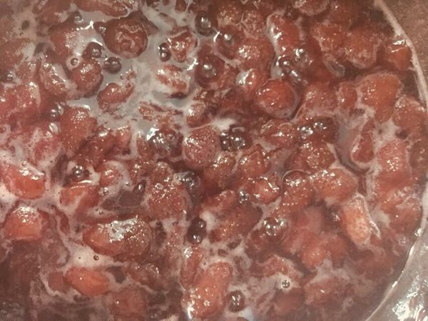 一樣持續顧爐火、一邊攪拌，可以邊嚐味道，覺得太酸加點糖，太甜加點檸檬，水分會漸漸收乾，變得更濃稠。