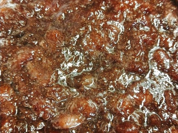 越來越濃稠之後，要注意關小火，避免煮到燒焦喔！如果喜歡收乾一點，就煮久一點，喜歡淋在優格或是沙拉、牛奶等，就留多一點湯汁，完全取決您的喜好喔。