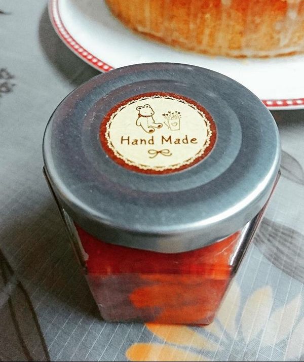 最後裝瓶、或裝玻璃樂扣盒，完成。
玻璃罐事前處理：
煮一鍋沸水將玻璃罐丟下去煮10分鐘，夾起來讓水分晾乾或是烘乾，瓶蓋使用熱水燙過並擦乾。（高溫殺菌）
將煮沸的果醬，趁熱使用湯匙倒入玻璃罐，轉緊瓶蓋後倒放，製作簡易真空包裝。等到放涼後，就可以正放。