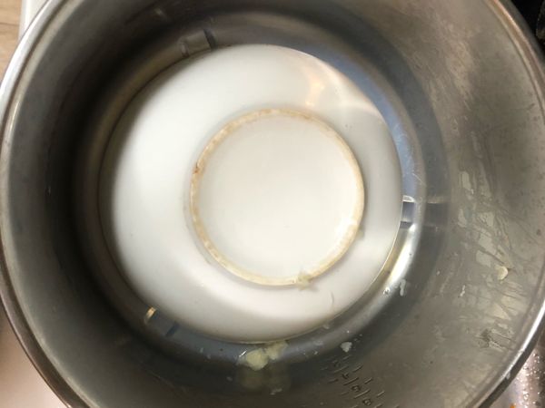 電鍋跳起來之後用湯匙把蜆撥掉