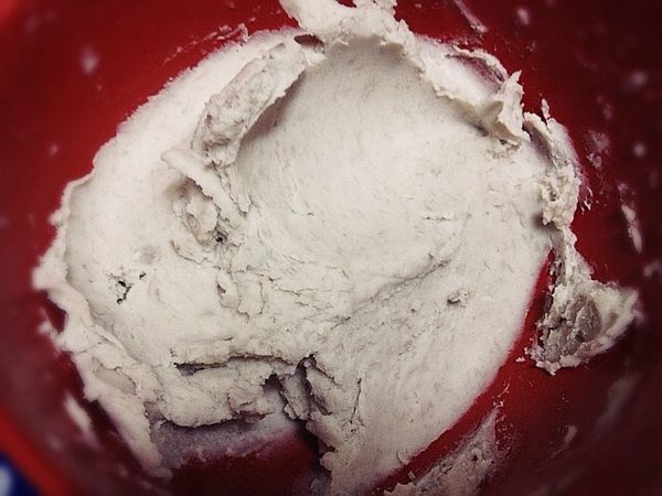 芋頭切小塊再加電鍋外鍋加2杯水，再趁熱將芋頭壓加泥，再加入30g砂糖拌勻至糖溶化