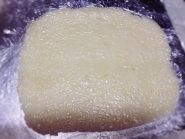 糯米飯上下各墊張保鮮膜，下面再鋪張鋁箔紙，再將糯米飯桿平成喜愛大小