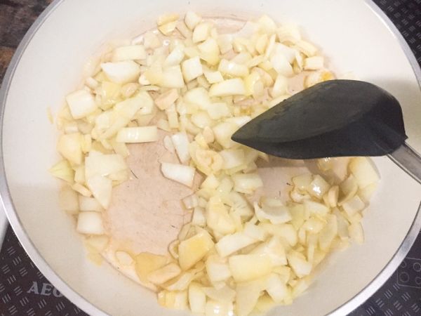 熱油鍋，將洋蔥和蒜炒香至變色。