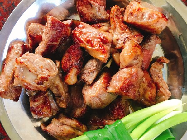 牛肋切塊，大火起鍋，鍋熱將牛肋油脂豐富那側放入鍋中煎微焦後翻面繼續煎至表面熟，即可起鍋。