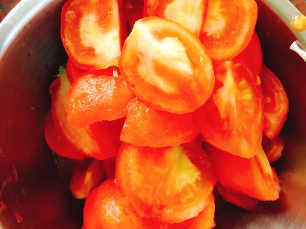 牛番茄洗淨後，尾端劃十字放入滾水中直到皮微捲起，起鍋過冷水後去皮，切成1/4小塊備用。