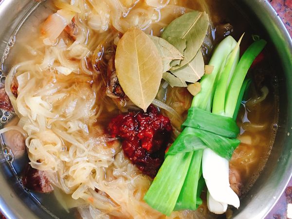 取一鍋可放入電鍋大小燉鍋，將一半蔬菜鋪底，再放入牛肋，再將剩餘蔬菜方上方，加入水蓋過鍋內食材，加入調味料；以兩杯水放外鍋燉2次，起鍋後將蔥及月桂葉夾起即可。