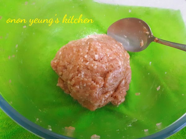 絞肉加入少許鹽順著同一個方向拌勻後，加入水分也是同一個方向攪拌並摔打至呈現黏性。