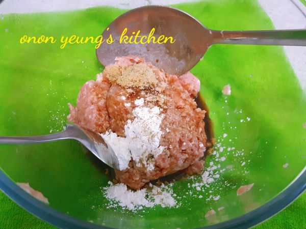 把調味料加入拌勻（注意最後才加入麻油）。