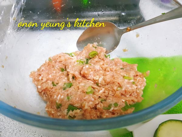 然後，加入蔥花拌勻。