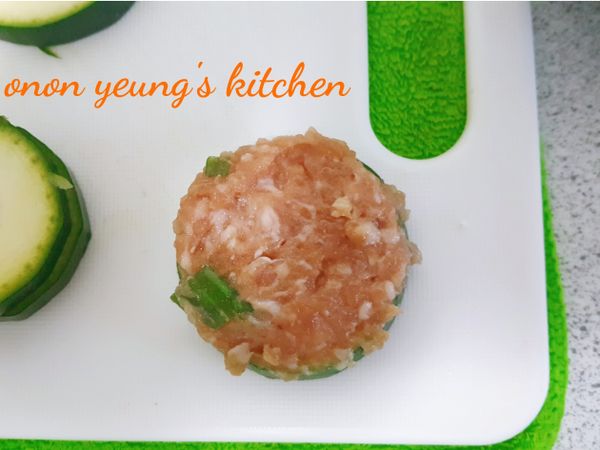 薄薄的鋪上一層絞肉。