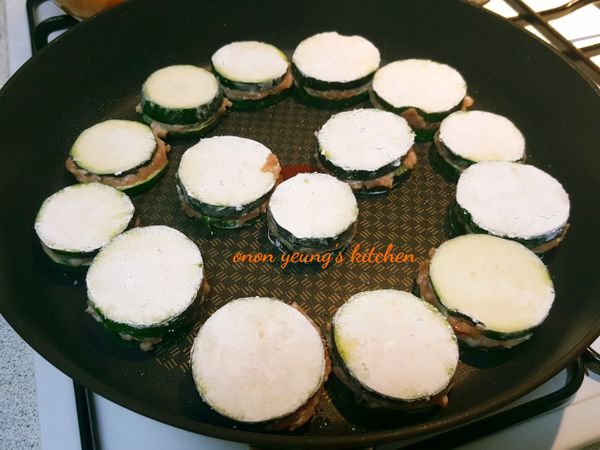 下油熱鍋，把櫛瓜片略煎一下。