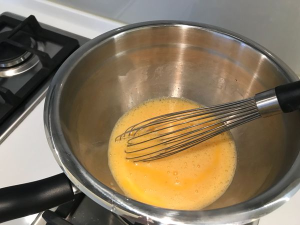 將蛋打入可以導熱的盆子（玻璃的也可），均勻攪拌，加入鹽巴、胡椒。（或我們喜歡的各式香料）