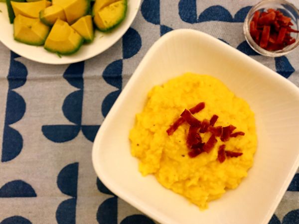 將蛋放入碗內，撒上熟化培根，完成。