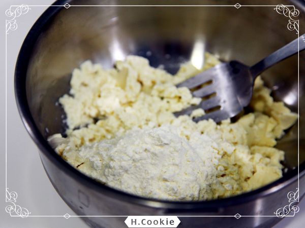 板豆腐搗碎加入中粉攪拌（勿將板豆腐攪太碎，會影響口感）
