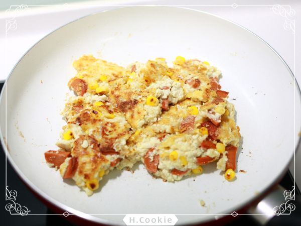 鍋中倒入少量植物油後將豆腐泥倒入，待煎至兩面微焦時熄火倒入盤中