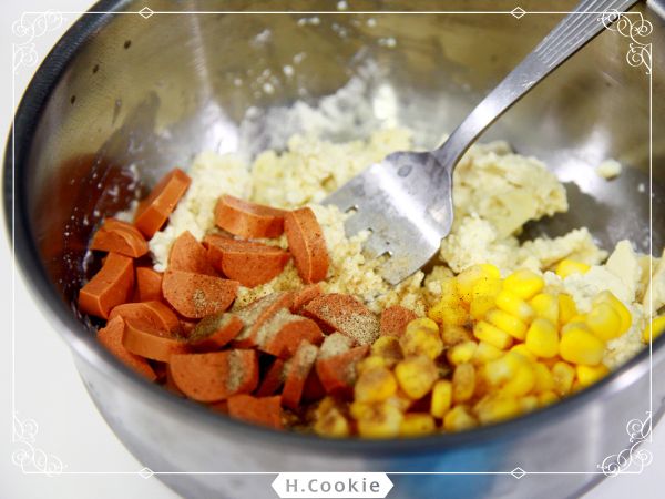 倒入玉米粒+素熱狗丁+鹽+楜椒粉+小茴香粉到豆腐泥中混合