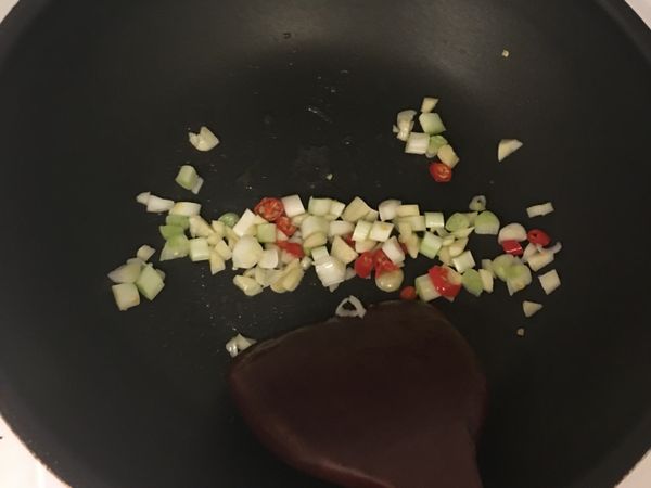 將蔥白 及辣椒 還有蒜
下去爆香