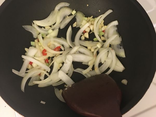 炒一會後 洋蔥下去