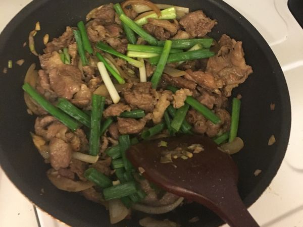 加蔥白段 炒一會 再蔥綠段