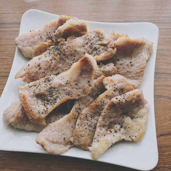 平底鍋放一點油潤鍋，煎至邊緣微焦，起鍋前撒上一些黑胡椒即完成