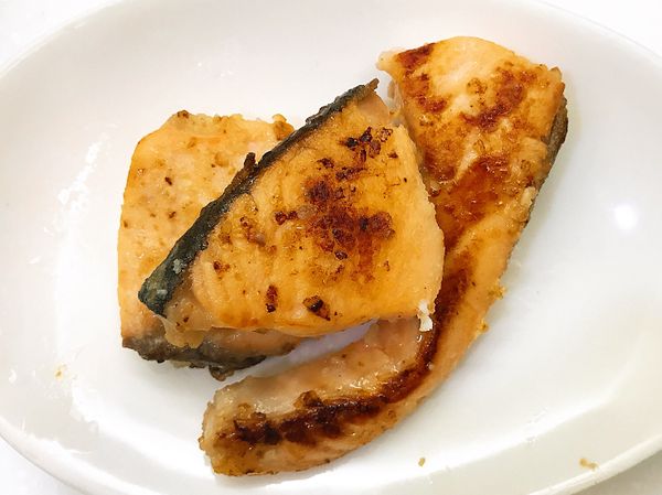 0. 輪切的半片鮭魚退冰切成三塊，用鹽麴敷在兩面，放在冰箱冷藏過夜，早上拿出來就可以煎了
1. 溫火熱油，把鮭魚靠鍋邊放，一樣文火、先煎魚皮
2. 魚皮呈現赤色後再煎魚肉、兩面各煎約5分鐘就完成囉！