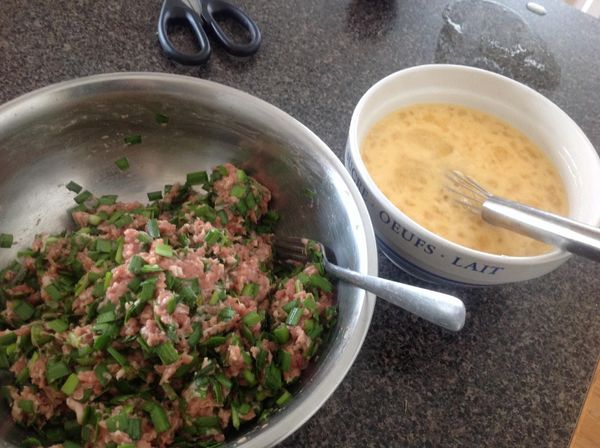 太白粉加入水先攪拌均勻，再打入蛋液當中混合完全。豬肉餡則攪拌混合均勻，先將豬肉加上調味品順時鐘方向攪拌均勻之後，最後再加入蔬菜部分。