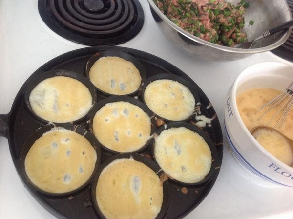 開火熱鍋，每一個圓形當中都灑一點油，並且用刷子刷均勻。熱鍋完成後，用一個中型湯匙，薄薄的先煎上一層蛋皮。