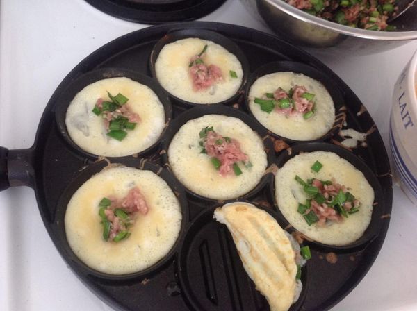 用不著等蛋皮煎熟，就盡快放入內餡，內餡不可以放多，不然的話會合不起來。