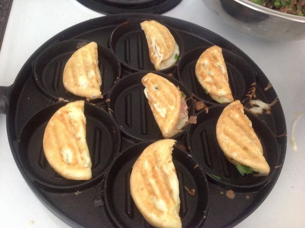 蛋皮可以移動以後，就趁內部仍然鬆軟情況下折成兩半，透過鍋邊的熱度來封住蛋皮。如果有破損的地方，可以用湯匙補充蛋汁來補上破口。