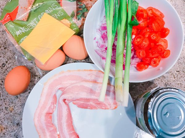 準備食材。
洋蔥、番茄切丁。蔥切小段。
打蛋，可依個人口味加一點鹽巴。