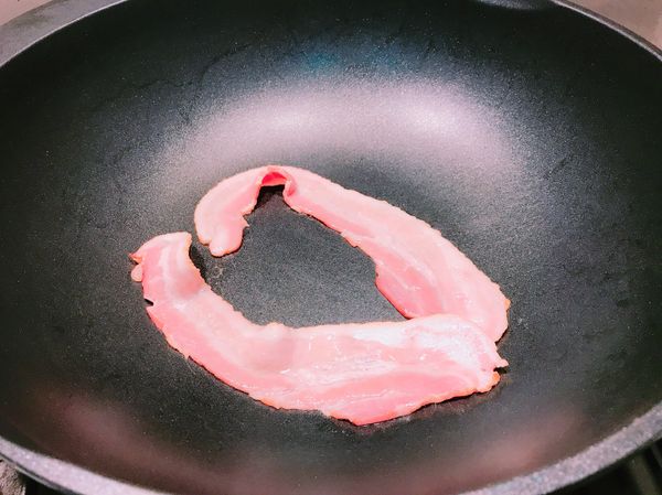 煎培根。
培根出油後翻面，煎到自己喜歡的熟度。