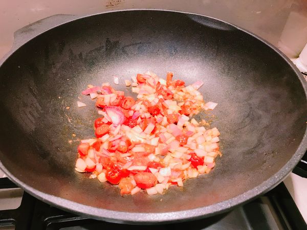 培根夾起。
放入洋蔥和番茄拌炒至香味出來。