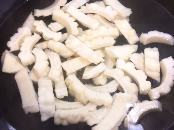 苦瓜洗淨-去籽-切塊-川燙煮2分鐘洗淨瀝乾備用