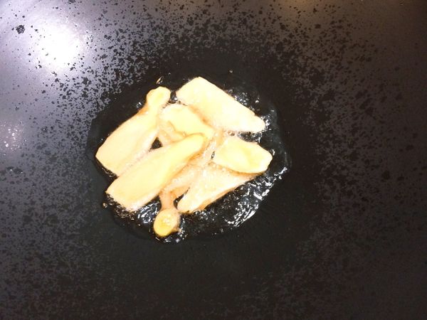 熱鍋-油薑片先煸香