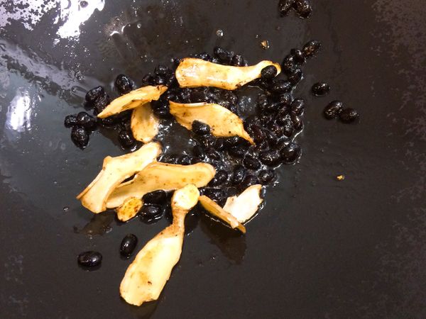 放入黑豆鼓炒香
